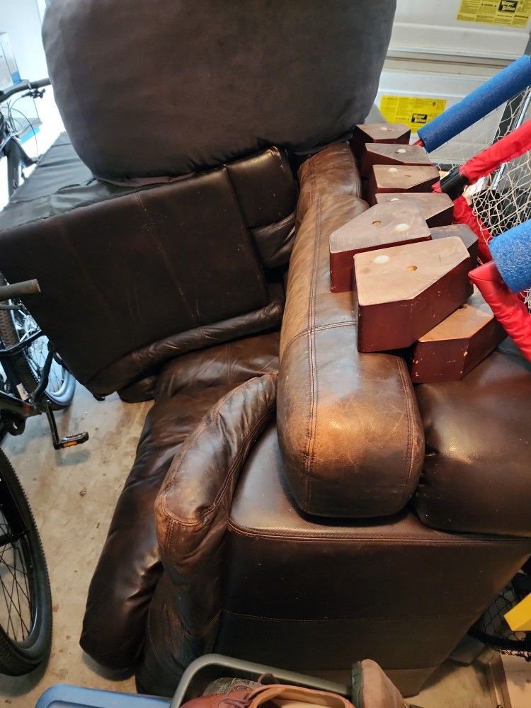 Couch And Chair⁸