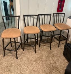 Set of 4 swivel Bar Stools with Cushioned Seats
