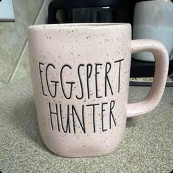 EGGSPERT HUNTER Rae Dunn Mug