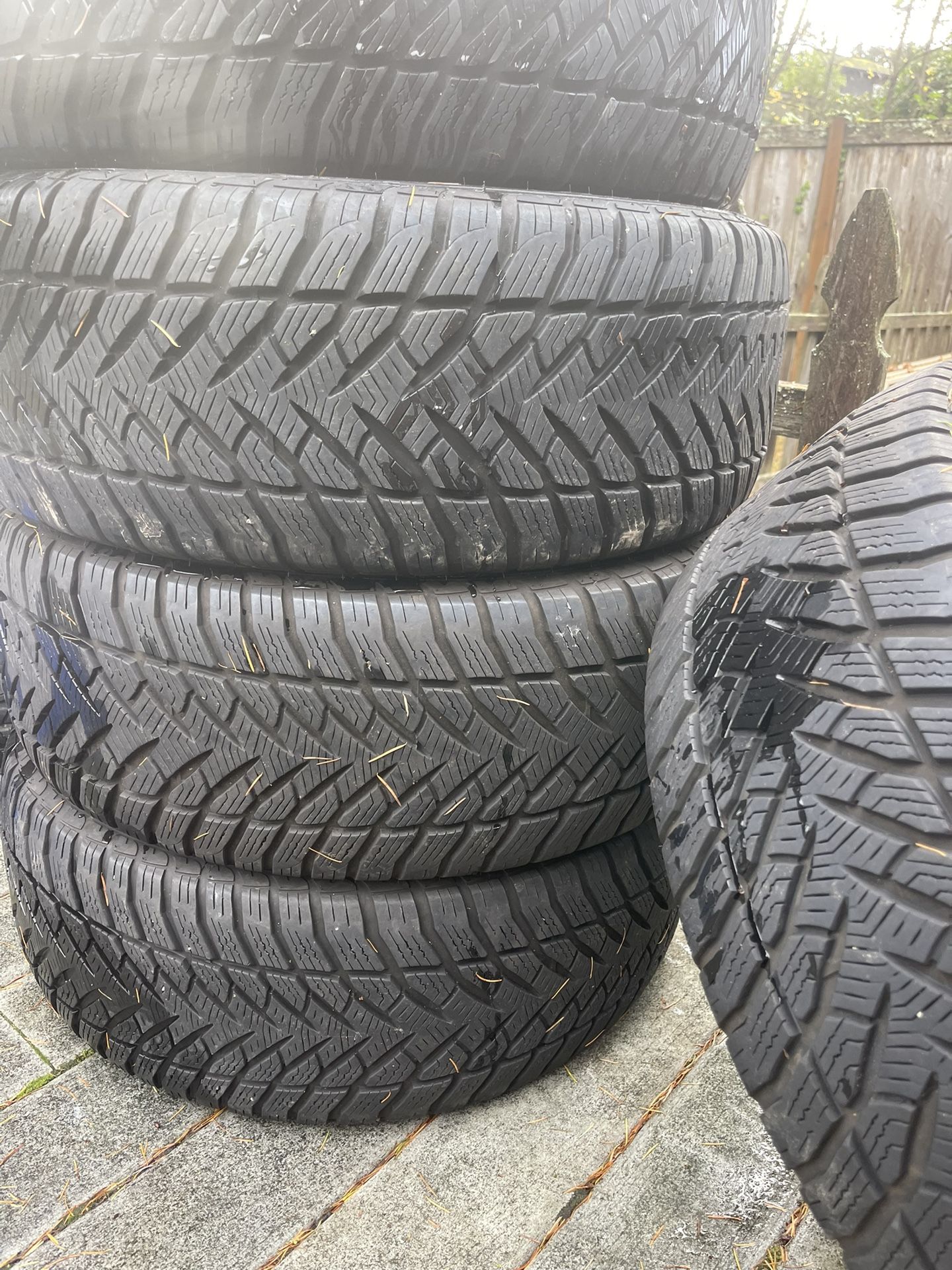 5 used 255/60R18 good year tire
