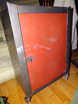 Metal tool box