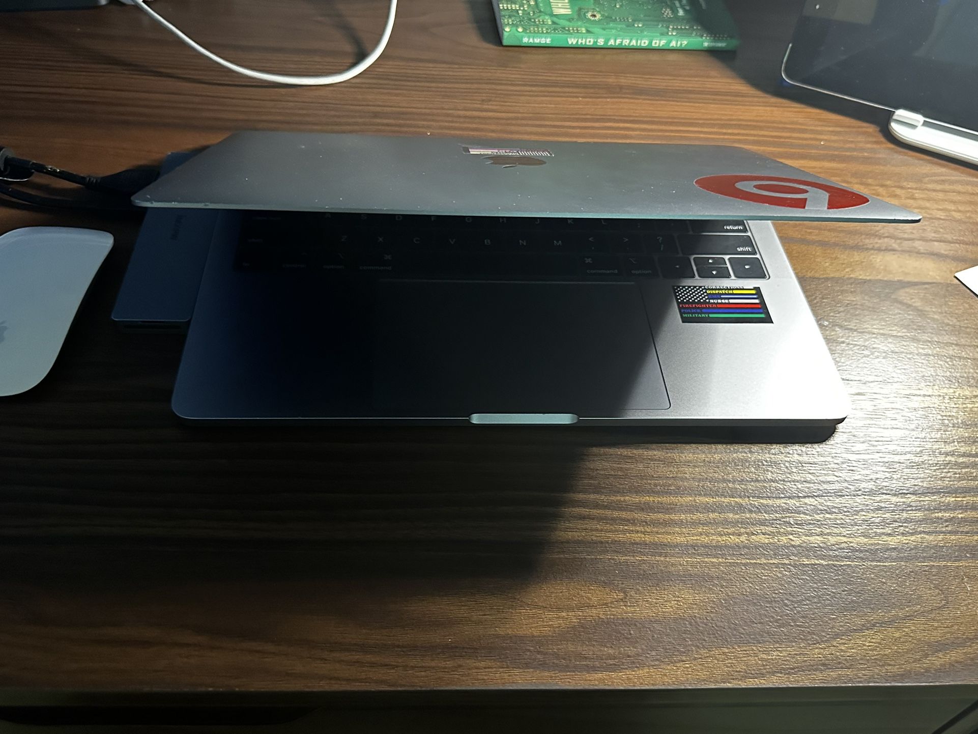 Macbook Pro 2019 13 Inch with Touch bar. (Quad Core Pro, 128 Gb )+ Magic Mouse