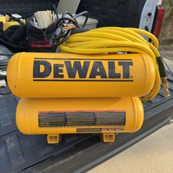 DEWALT 4 Gallon Air Compressor Includes Hose Brand New 