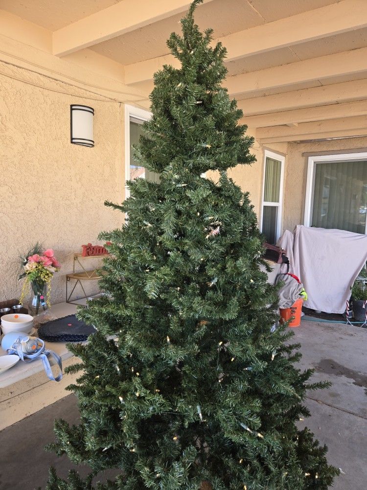 Yard Sale Christmas Tree 7.5 Ft lighted