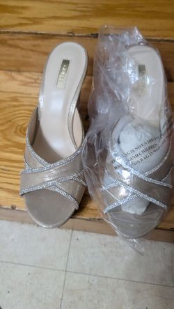 Guess geELEONORA4 10M Gold Fabric Wedge Samdals Brand New