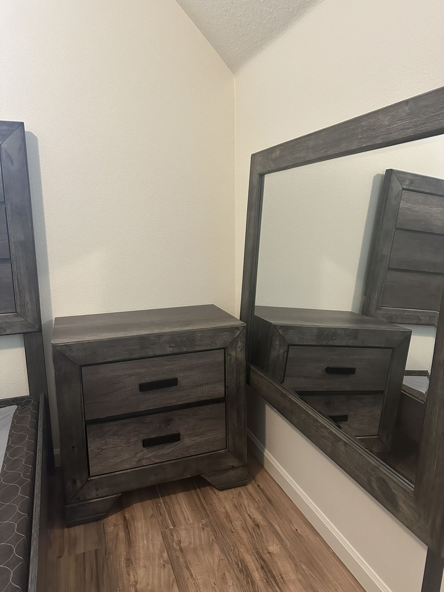 4 Piece Queen Bedroom Set