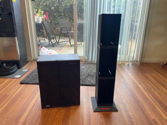 Cd storage case and tower holds around 105 discs