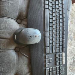 Logitech Wireless Keyboard + Mouse