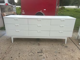 Beautiful mid-century nine drawers, dresser, solid wood dovetail drawers. Include delivery locally!