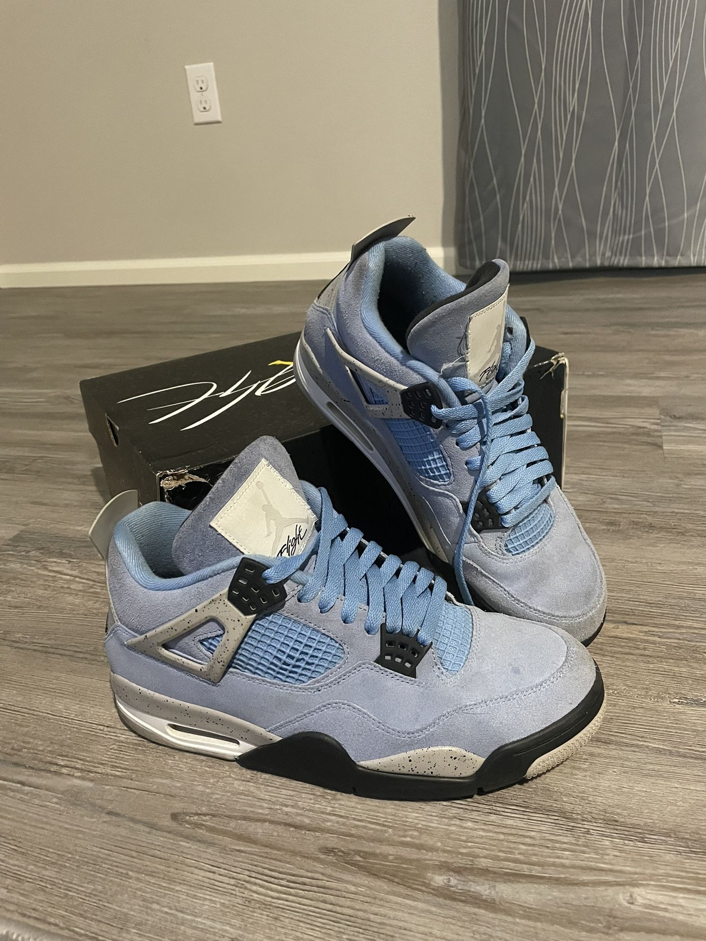 Jordan 4’s University Blue’s