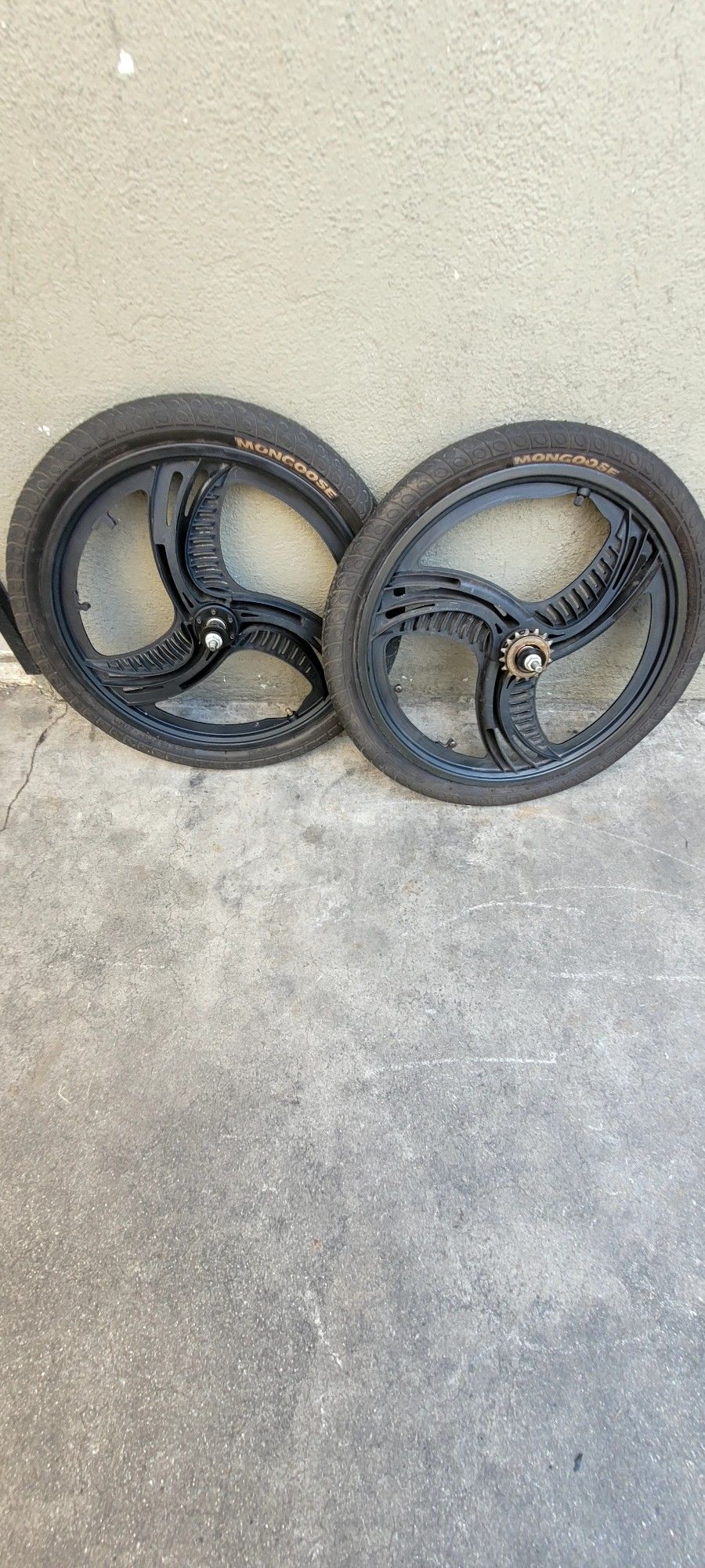 USED MOONGOOSE RIMS WITH TIRES ARE GOOD NEVER USED THEME THERE OLD FROM 2O01