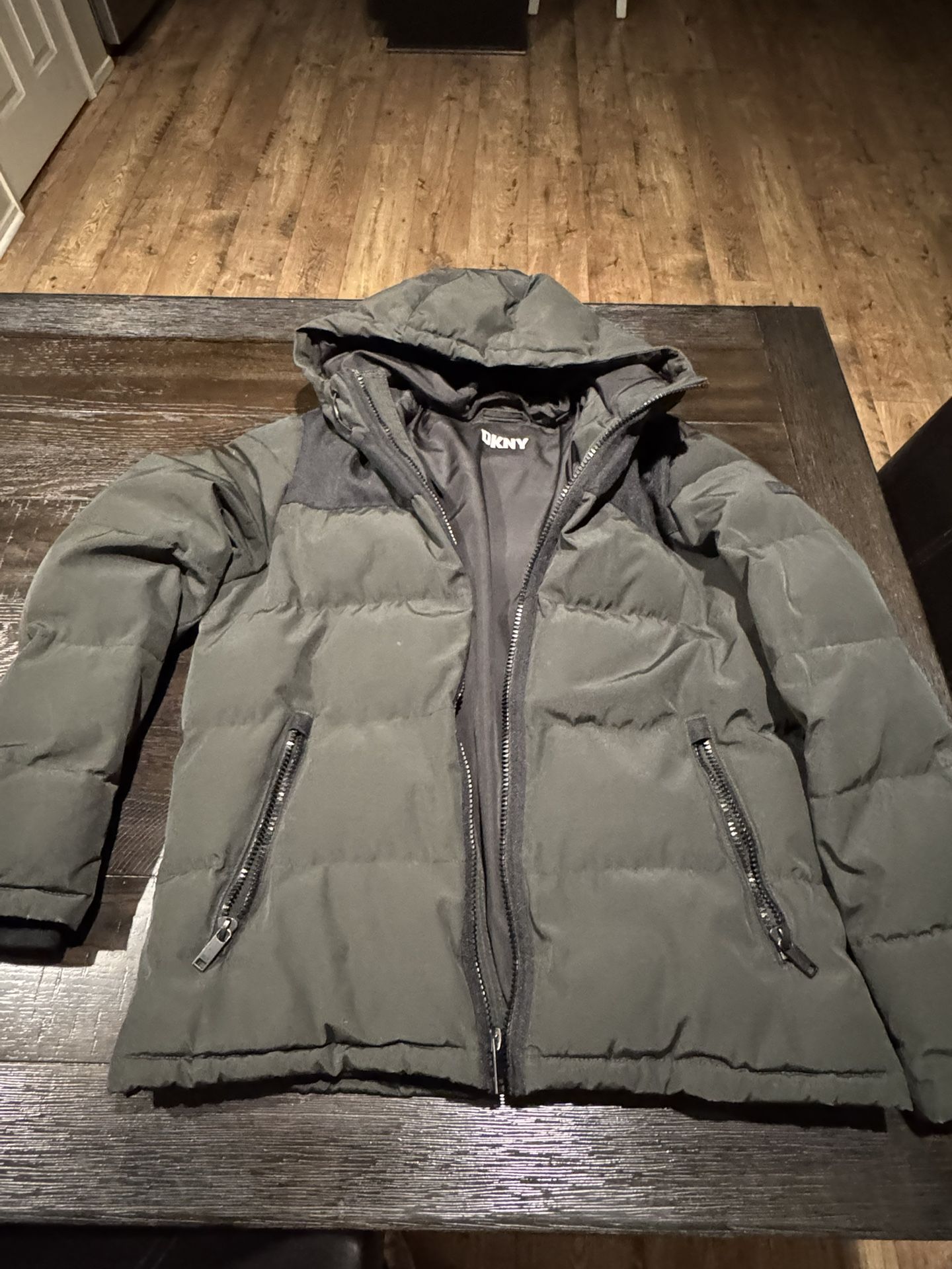 DKNY Men’s Puffer Jacket – Medium – Like New – Warm Winter Coat