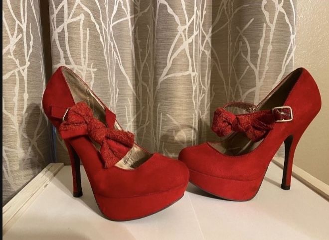 Red high heels, good condition, bow on sides ( size 6 )