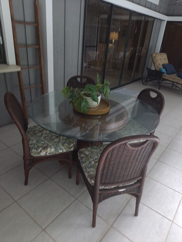 Dining table and 6 chairs