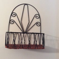 New Wrought Iron And Wicker Basket Hung On Wall Or Sit On Counter Or Shelf 