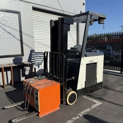 2010 CROWN stand up counterbalance electric forklift