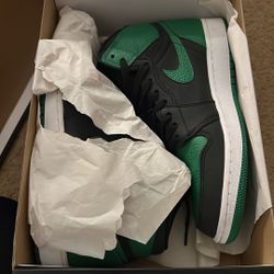 Size 7y Jordan 1’s