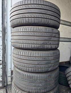 235/45/18 Hankook Selling a set of 4 tires in excellent condition 🫡