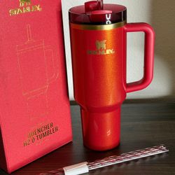 This is a Stanley Quencher H2.0 FlowState 40 oz tumbler in the limited edition Holiday Scarlet Tinsel color, which comes with two extra candy cane str