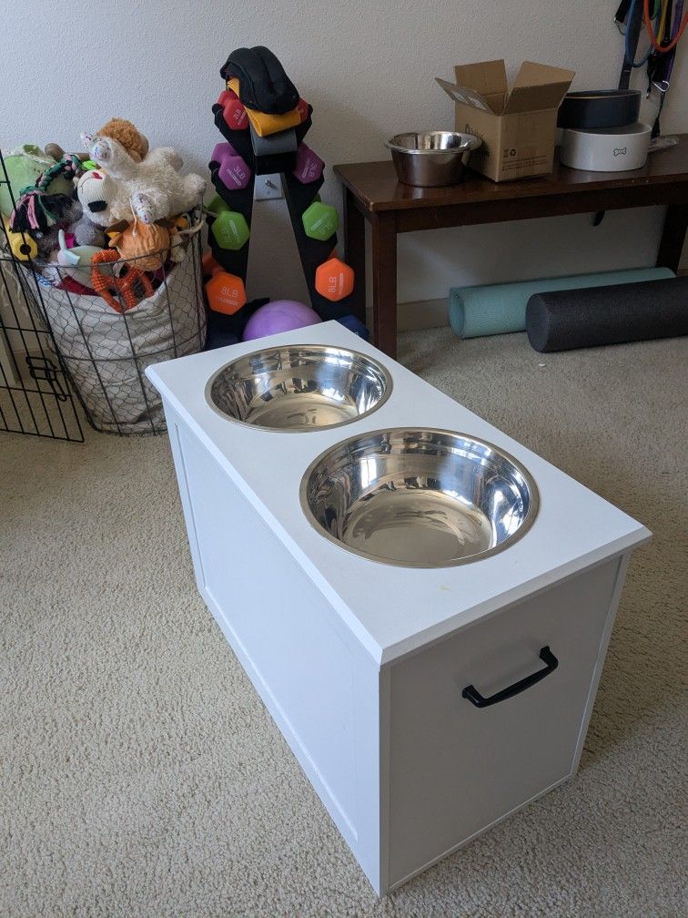 Elevated dog feeder