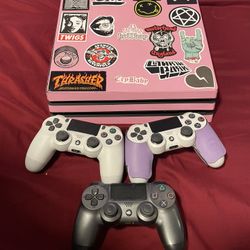 PS4 + 3 Controllers 