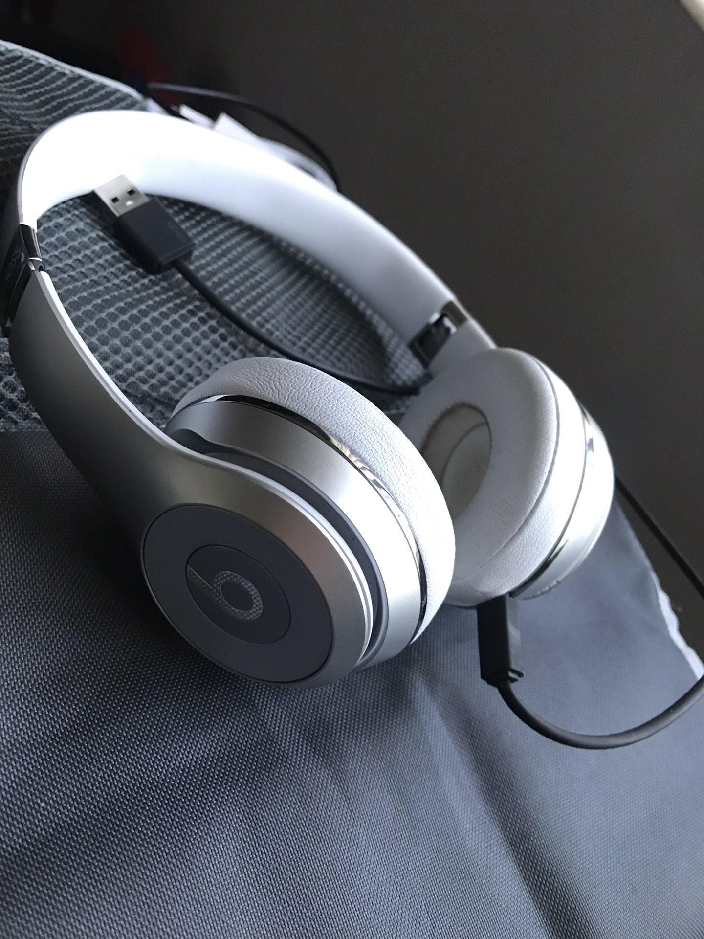 Beats solo wireless (Great Condition)