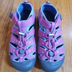 NEW.  KEEN Sandles Kids Size 3.5 / Woman's Size 5 