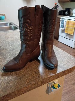 Women's cowboy boots size 8 in a half new