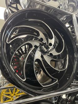 5X139.7 22 INCH WHEEL AND TIRE SETS ​Vehicle Fitment: Perfect matching packages for lifted or leveled trucks and SUVs running 5x139.7 (5x5.5) lug conf
