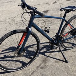 Specialized Sirrus. 18 Speed Medium Size Lightweight Aluminum Frame With Hydraulic Disc Brakes 