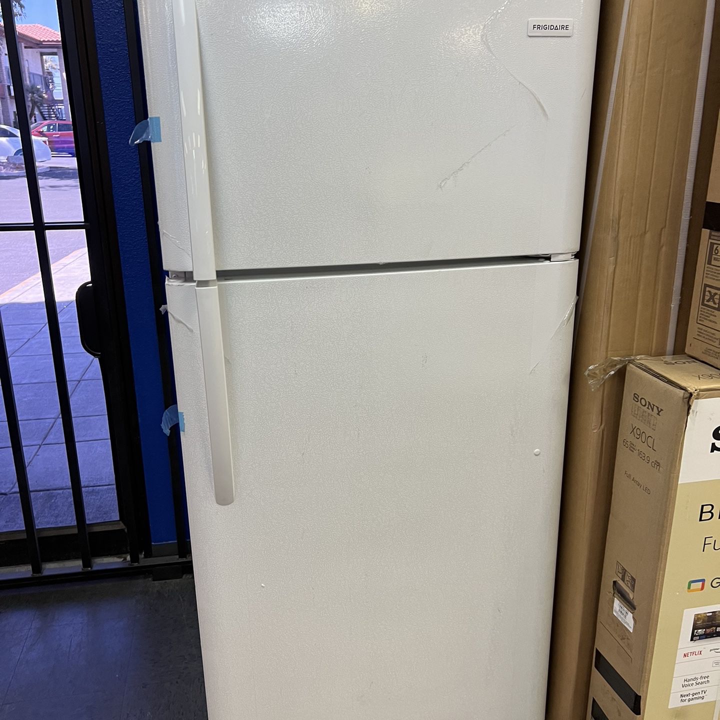 Frigidaire White Top Freezer Refrigerator 