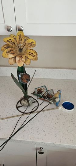 Metal Flower Garden Stake Decorative Sculpture