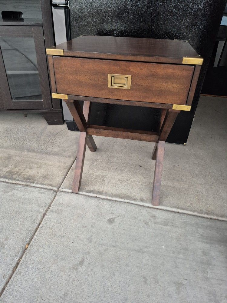 One Piece// End Table In Very Good Condition Please See All Pictures For Details and Measurements