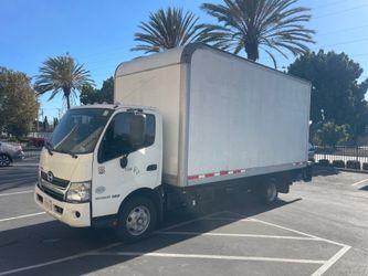Troque hino con 164 mil millas caja 18 pies año 2016 $20 000