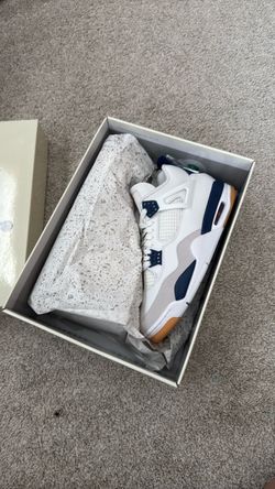 Jordan 4 sb size 9.5M