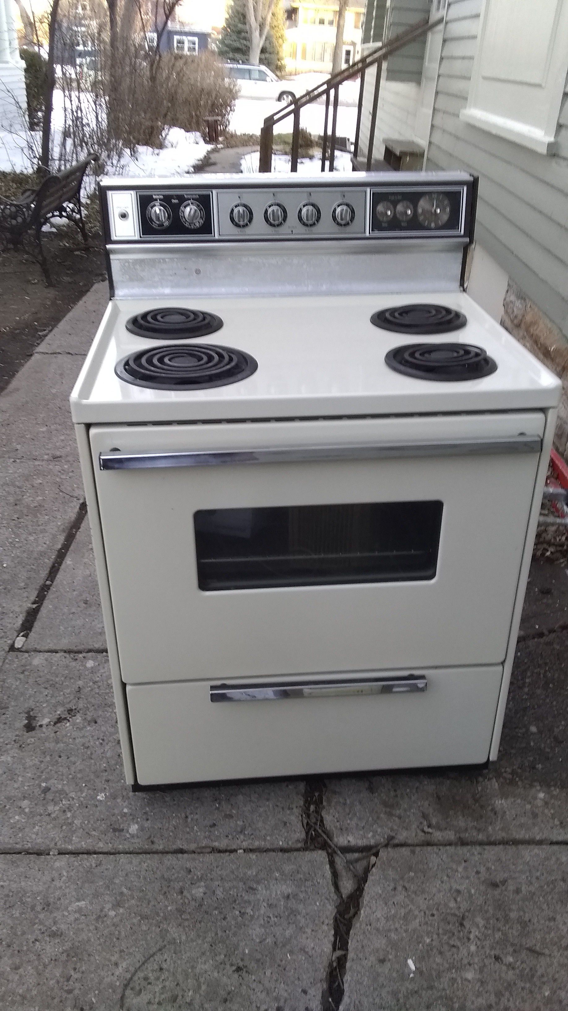Electric oven runs like a champ 50 bucks or best offer