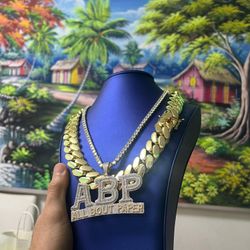 Chain And And Extra Necklace With Pendant 