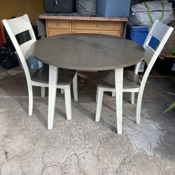 BEAUTIFUL DINING TABLE WITH 2 CHAIRS LIKE NEW