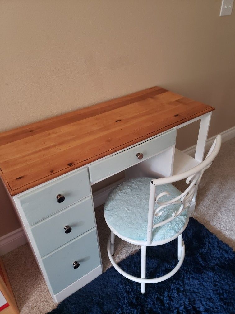 Small Desk With Chair