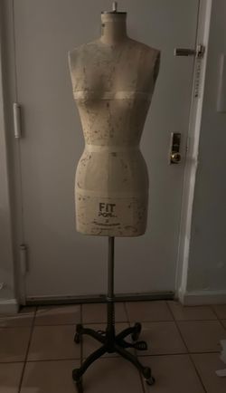 Women dresser size 6