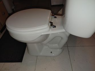 Bathroom Sink & Toilet 🚽 In Very Good Condition 