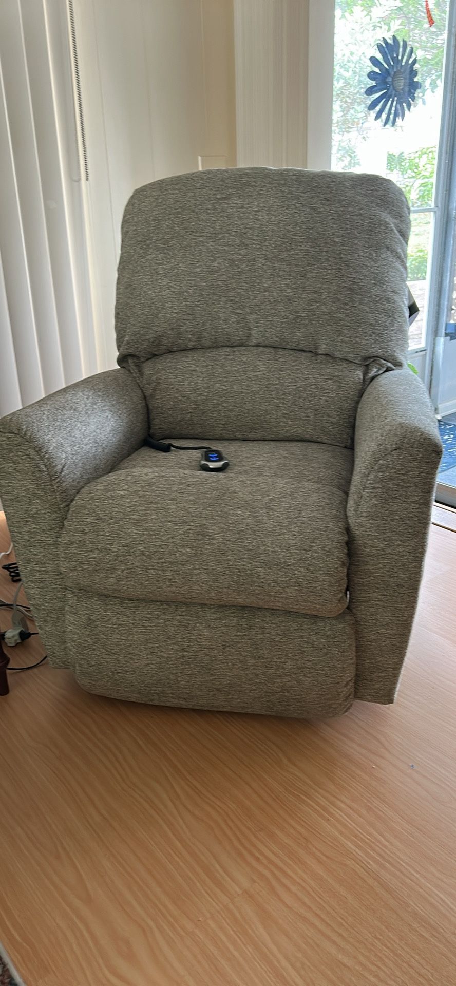 Practically knew La-Z-Boy lift chair
