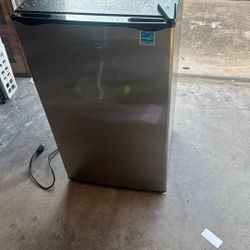 Mini Refrigerator Fir College Or Single Family  