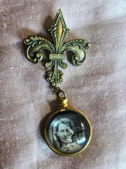 Fleur-de-Lis Brass Photo Pendant Brooche Antique Style Gold Tone