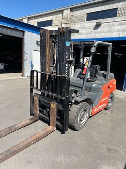 FOR SALE: Toyota 8FD35U Forklift | ~1,790 Hours | $27,204 + Tax (OBO)