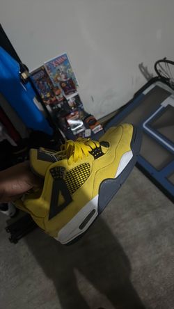 Air Jordan 4 Yellow Thunder Sneakers