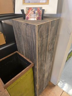 Wood pedistel