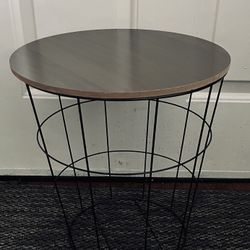 Like New End Table With Storage/Basket, Side Table/Storage Table