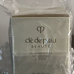 Clé De Peau BEAUTÉ Foundation O50