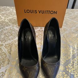 LOUIS VUITTON CHERIE PUMP.